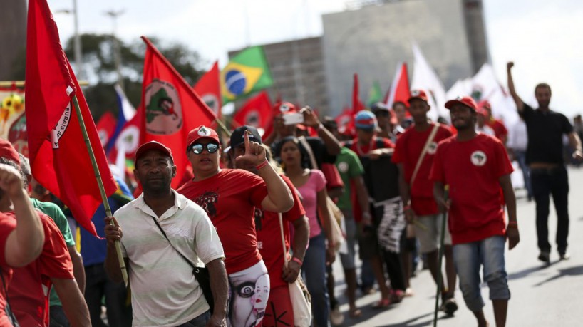 Integrantes do Movimento dos Trabalhadores Rurais Sem Terra (MST) e de outros segmentos sociais fazem ato público em apoio ao registro da candidatura de Luiz Inácio Lula da Silva à Presidência da República. 