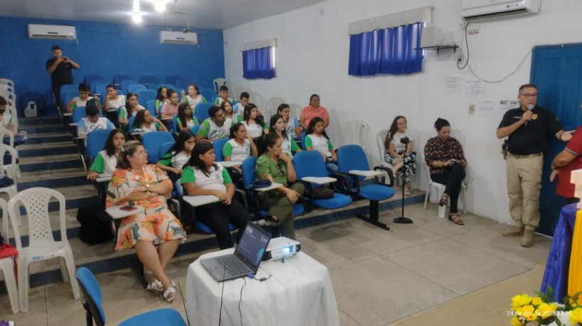 Em encontros, estudantes são apresentados a temas relacionados ao trânsito