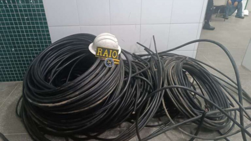 Suspeitos foram encontrados com fios elétricos além de alicates, serras e outros materiais