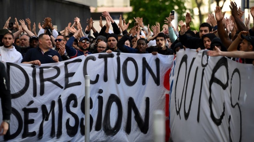 Torcedores do PSG protestam contra Messi e Neymar