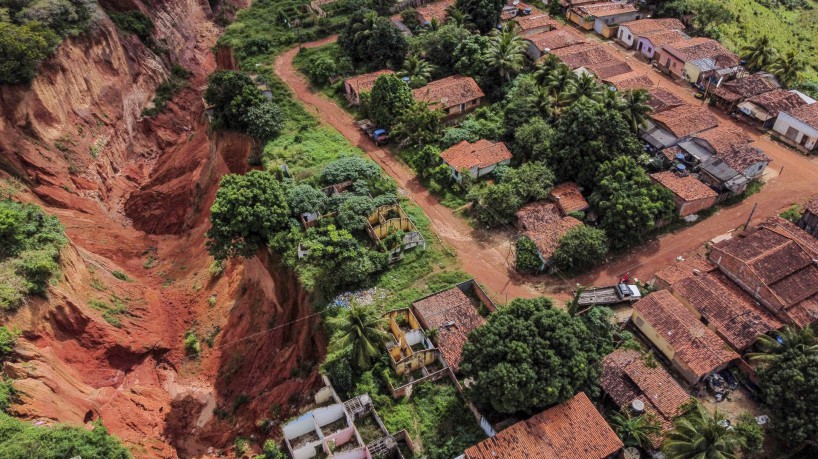 Erosões surgem como pequenas rachaduras no solo e vão crescendo até virarem grandes crateras 