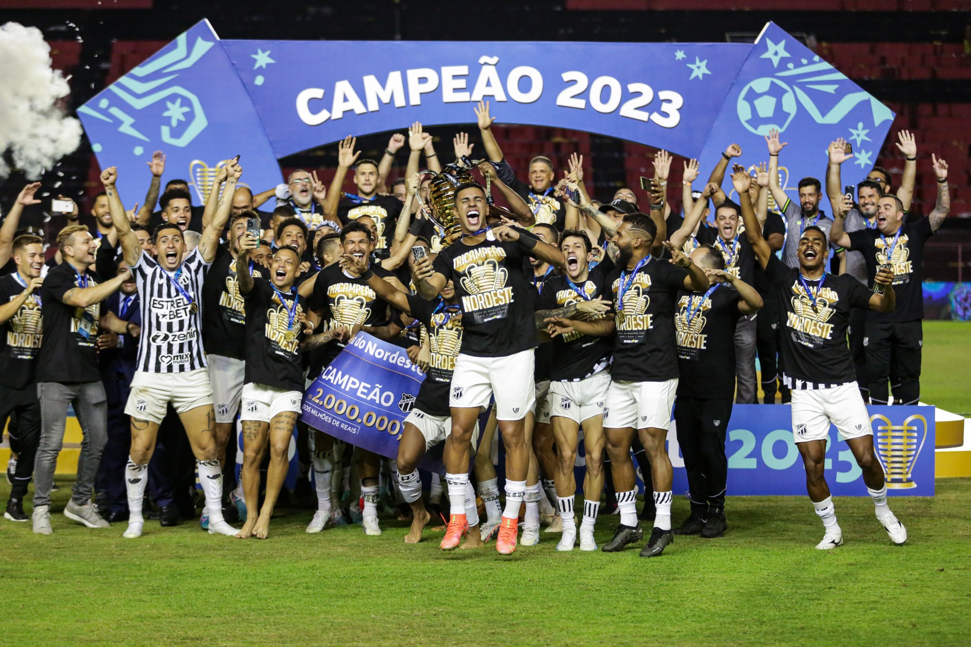 PE - COPA DO NORDESTE 2023, SPORT X CEARÁ - COPA DO NORDESTE 2023, SPORT X CEARÁ - Jogadores do Ceará comemoram título de campeão após partida contra o Sport no estádio Ilha do Retiro pela decisão do campeonato Copa do Nordeste 2023. (Foto: Rafael Vieira/AE)