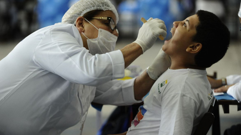 No Dia Mundial do Sorriso, a Oral-B e o programa Dentista do Bem realizam a terceira edição da maior triagem odontológica do mundo, atendendo jovens na quadra da Unidos de Vila Isabel (Tânia Rêgo/Agência Brasil)