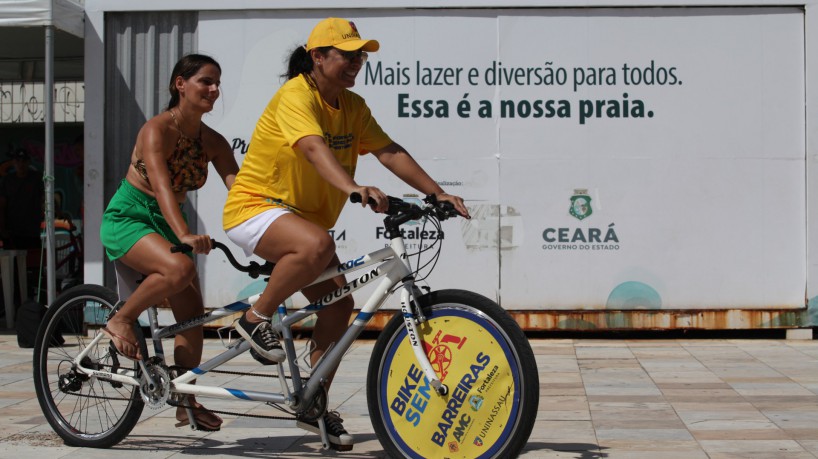 Projeto Bike sem Barreiras promove passeios com bicicletas adaptadas na Praia de Iracema, em Fortaleza