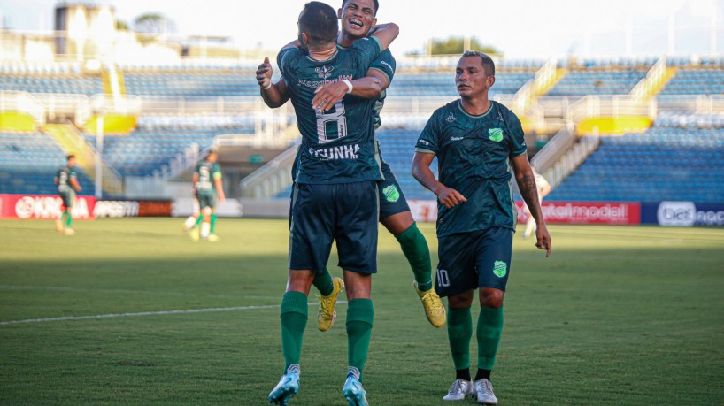 Jogadores do Floresta comemoram gol marcado diante do Volta Redonda