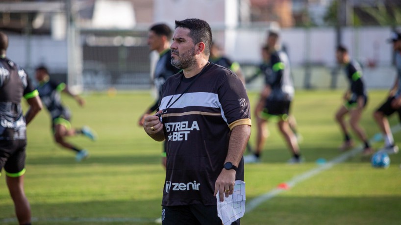 Eduardo Barroca, técnico do Ceará, durante treino em Porangabuçu