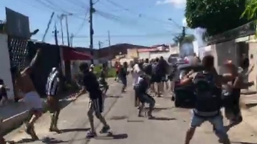 Torcedores de Ceará e Fortaleza entraram em confronto nas ruas do Conjunto Ceará