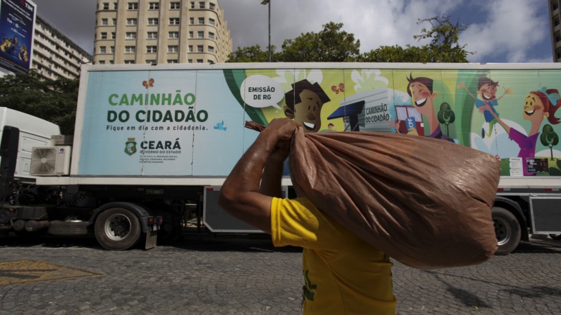 Caminhão do Cidadão na praça do Ferreira