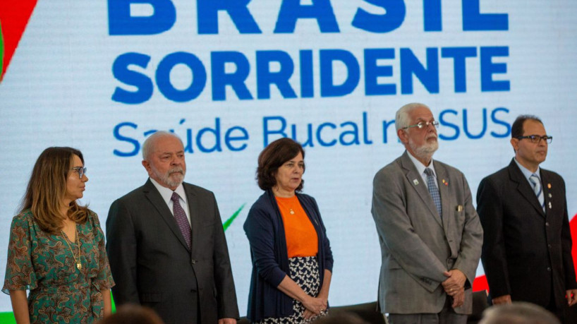 Brasília - DF 08/05/2023 O presidente da República, Luiz Inácio Lula da Silva, acompanhado da ministra da Saúde, Nísia Trindade, sanciona o projeto de lei que inclui a Política Nacional de Saúde Bucal - Brasil Sorridente, na Lei Orgânica da Saúde. Foto: Fabio Rodrigues-Pozzebom/ Agência Brasil