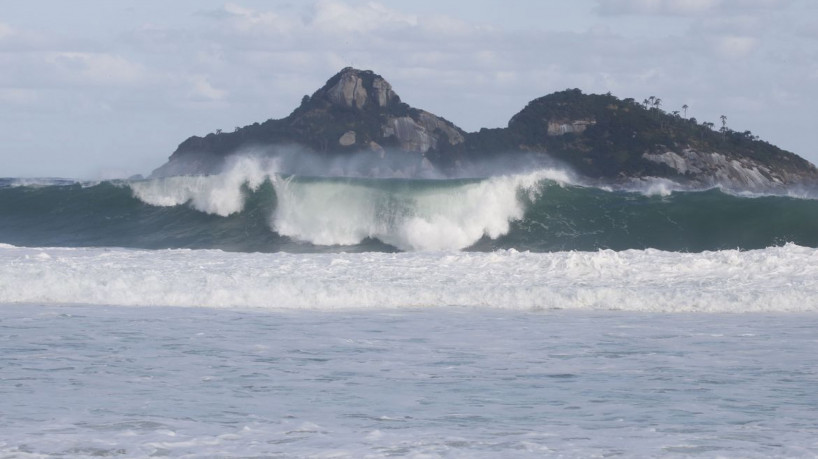 Rio de Janeiro - Mar de ressaca com ondas fortes na praia da Barra da Tijuca após passagem de ciclone extratropical que atingiu a região Sul do país e foi para o oceano. (Fernando Frazão/Agência Brasil)