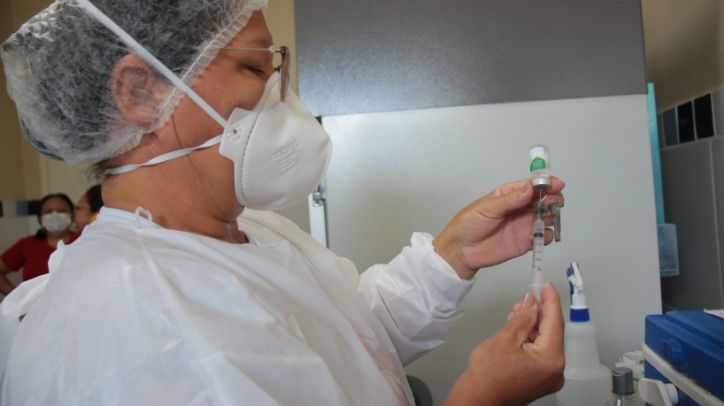 FORTALEZA, CEARÁ, BRASIL, 15-05-2023: Ampliação da vacinação contra Influenza para toda a população acima de seis meses de idade . (Foto: Samuel Setubal)