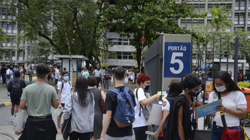 Estudantes chegam para o primeiro dia de prova do Enem 2021. 