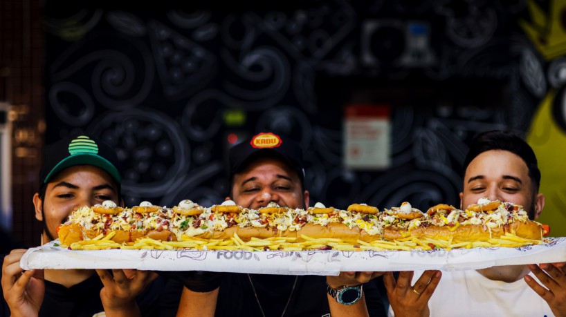 FORTALEZA-CE, BRASIL, 15-05-2023: Hot dog de um metro de tamanho, Kadu fica no Bairro Carlito Pamplona, com os proprietarios: Henrique Junior / Hugo Janebro / Carlos Eduardo. (Foto: Aurélio Alves/O Povo)