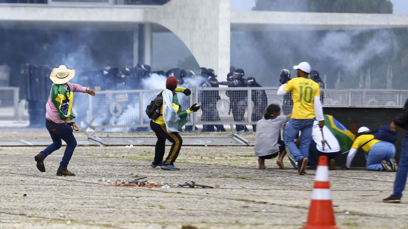 Manifestantes invadem Congresso, STF e Palácio do Planalto.