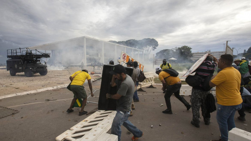 Manifestantes fazem ato contra governo no dia 8 de janeiro 2023