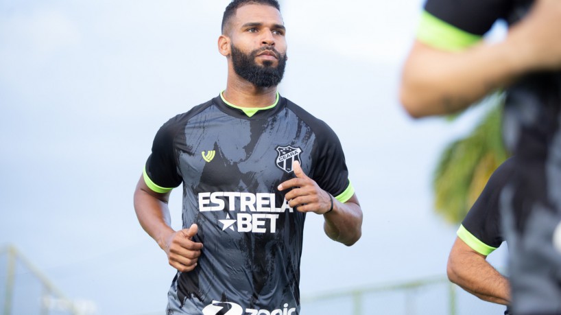 Volante Willian Maranhão em treino do Ceará no estádio Carlos de Alencar Pinto, em Porangabuçu