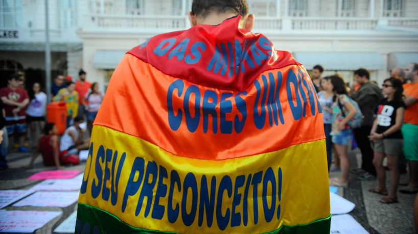 Ato contra a LGBTfobia e pela criminalização da homofobia, na praia de Copacabana zona sul da cidade,  reúne dezenas de pessoas (Tânia Rêgo/Agência Brasil)