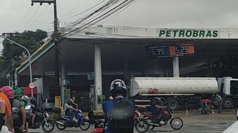 O valor mais baixo do Estado encontrado foi R$ 5,15, em Fortaleza, e o mais alto foi R$ 6,21. Já na capital, o preço da gasolina chegava até, no máximo, R$ 5,99