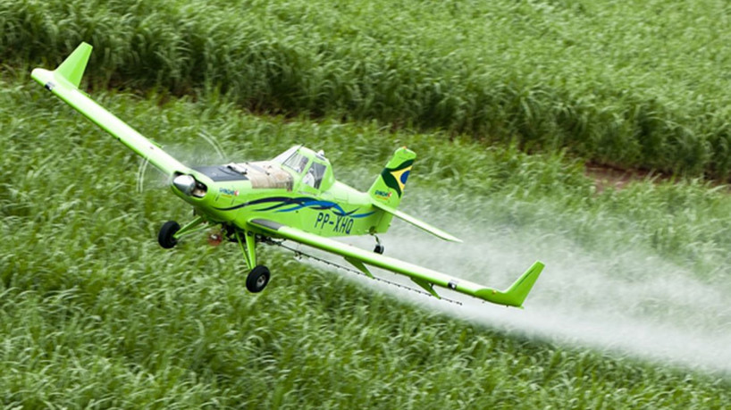 Pulverização aérea de agrotóxico em lavoura