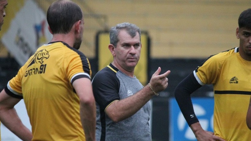 Técnico Cláudio Tencati em treino do Criciúma