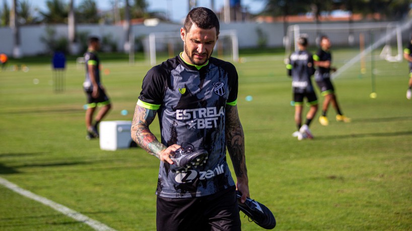 Zagueiro Tiago Pagnussat em treino do Ceará na Cidade Vozão, em Itaitinga