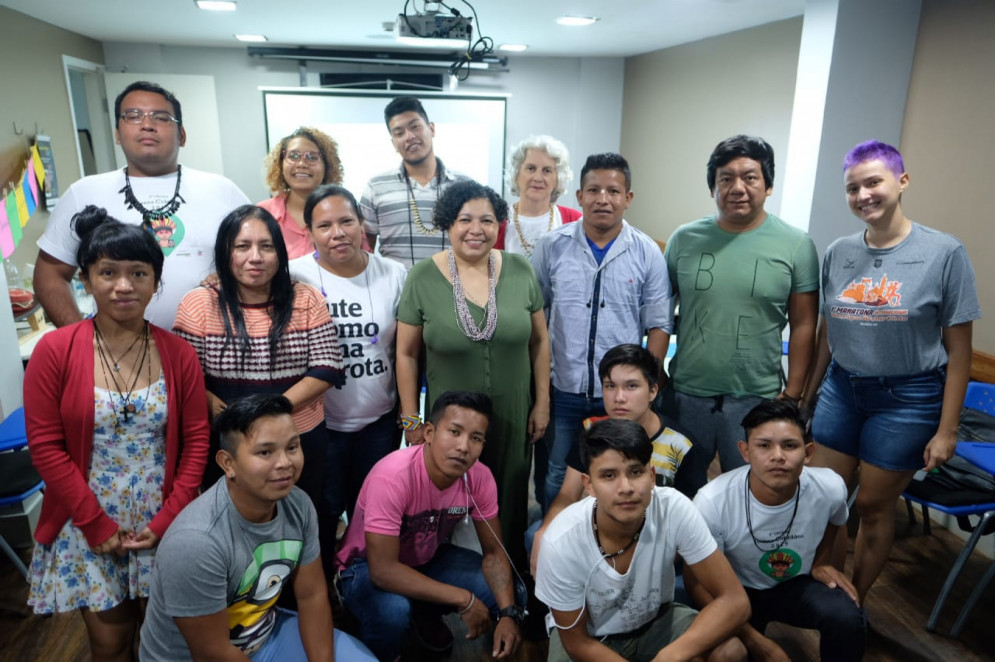 Turma de jovens comunicadores, que participam de treinamentos oferecidos pela agência Amazônia Real. Kátia Brasil está ao centro(Foto: ACERVO AMAZÔNIA REAL)