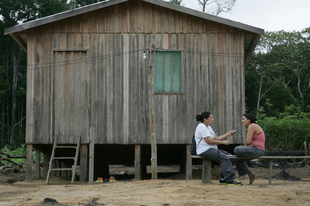 Kátia Brasil, à esquerda, durante reportagem feita em 2015 sobre a terra indígena Juma(Foto: Odair Leal/ Amazônia Real)