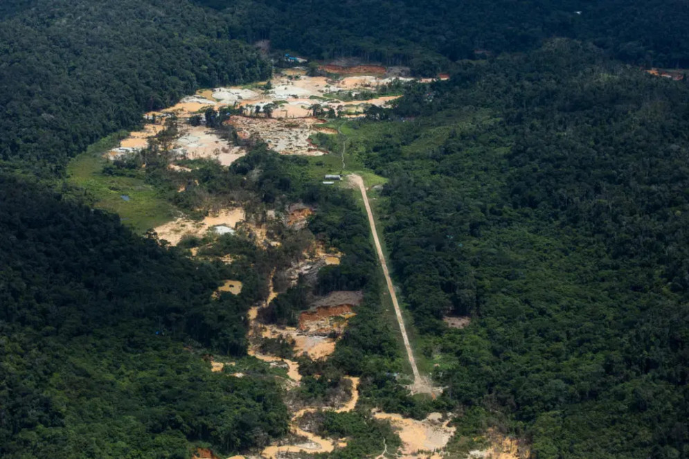 Pista de pouso ao lado de garimpo na região do Homoxi na terra indígena Yanomami (Foto: BRUNO KELLY / AMAZÔNIA REAL)