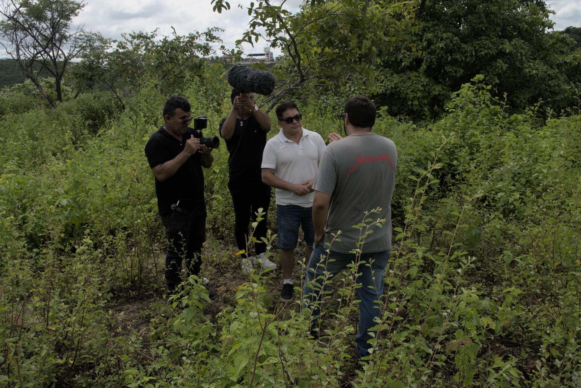 Flávio Alves e equipe realizando entrevistas para o documentário Os Sete Campos (Foto: Laiane de Paula Silva)