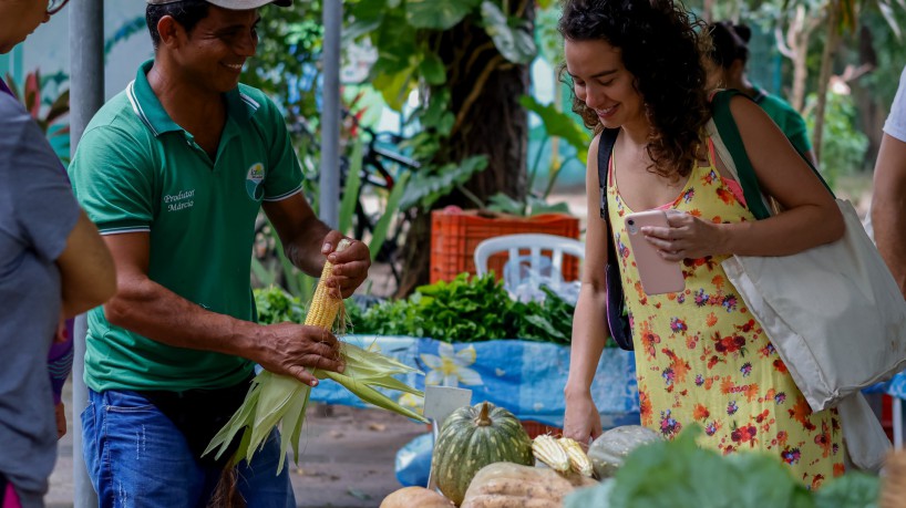 FORTALEZA-CE, BRASIL, 20-05-2023: Feira no Parque Adahil Barreto, com frutas e verduras organicas e feira de artesanato, na manha deste sabado. (Foto: Aurelio Alves/O Povo)