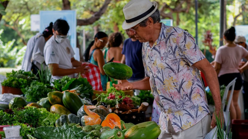 Feira no Parque Adahil Barreto, com frutas e verduras orgânicas e feira de artesanato, na manhã deste sábado, 20 de maio de 2023. (Foto: Aurelio Alves/O Povo)