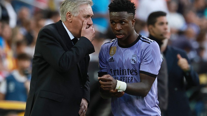 Técnico Carlo Ancelotti e atacante Vinicius Junior no jogo Valencia x Real Madrid, no estádio Mestalla, pelo Campeonato Espanhol