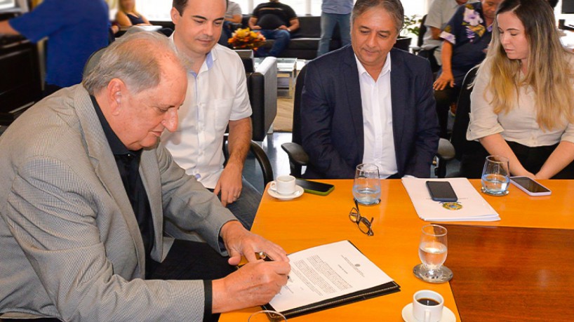 Fernando Leão, diretor-geral do Dnocs, assina termo de posse de Narcélio Albuquerque ao lado de Capitão Wagner, presidente do União Brasil no Ceará e secretário de Saúde de Maracanaú