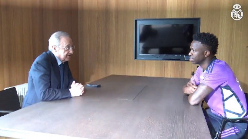 Presidente do Real Madrid conversando com Vinícius Júnior
