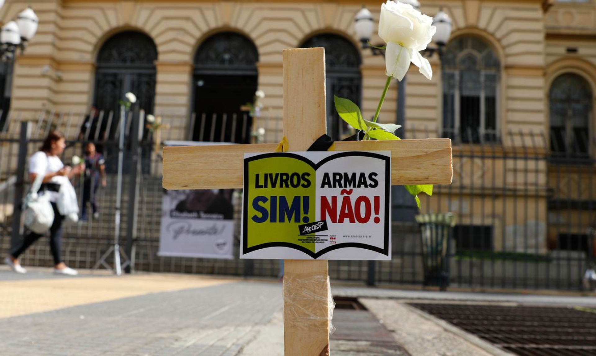 São Paulo (SP), 29/03/2023 - Professores de São Paulo protestam contra a violência nas escolas em frente à Secretaria de Educação, na Praça da República, após o ataque na escola Thomazia Montoro.  Foto: Fernando Frazão/Agência Brasil (Foto: Fernando Frazão/Agência Brasil)