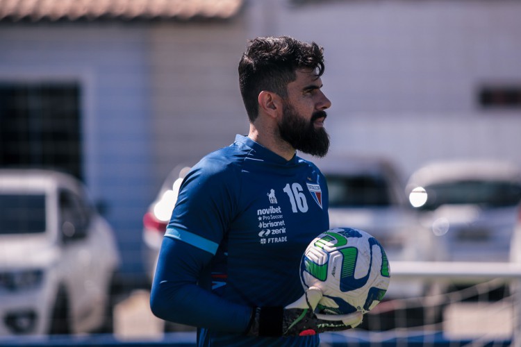 Goleiro Fernando Miguel em treino do Fortaleza no Centro de Excelência Alcides Santos, no Pici