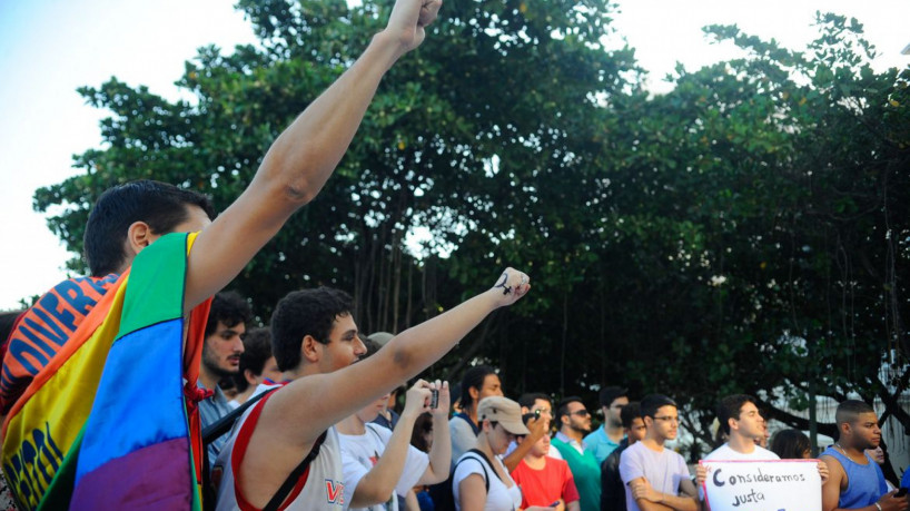 Ato contra a LGBTfobia e pela criminalização da homofobia, na praia de Copacabana zona sul da cidade,  reúne dezenas de pessoas (Tânia Rêgo/Agência Brasil)