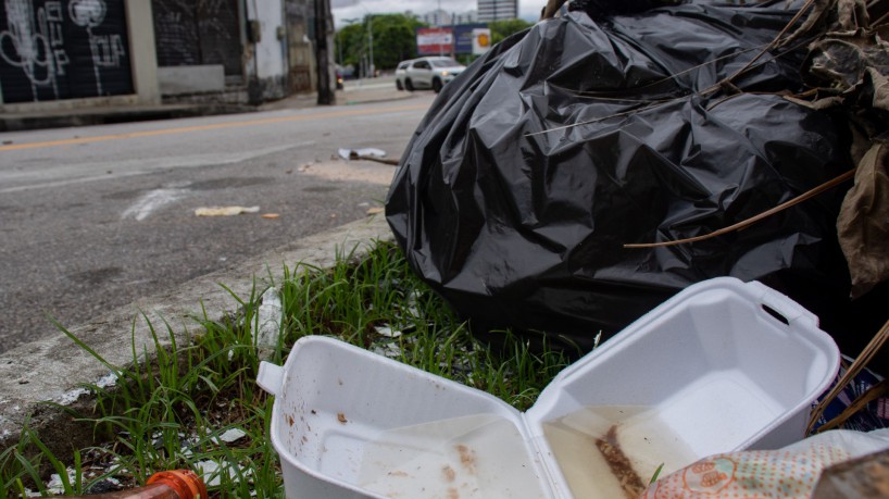 FORTALEZA, CEARÁ, BRASIL, 23-05-2023: Acumulo de lixo e foco de mosquito da dengue em praça na Av Aguanambi. (Foto: Samuel Setubal)