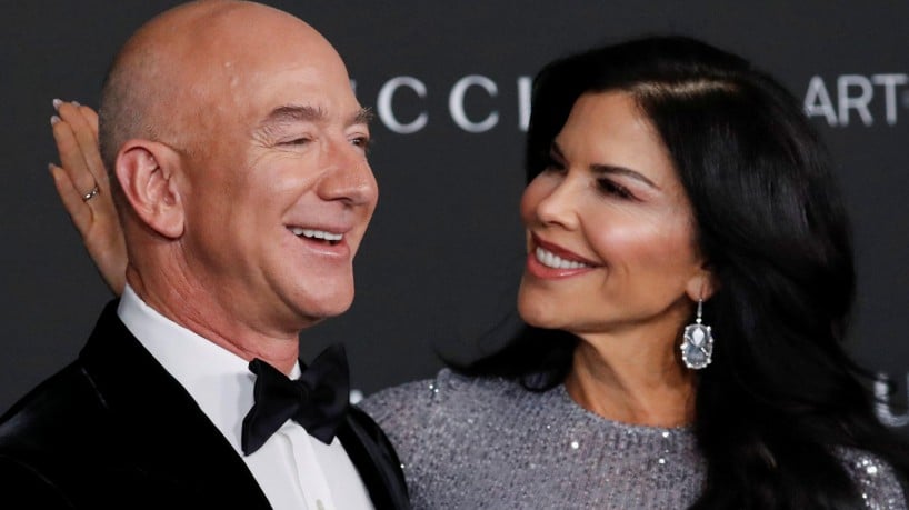 Jeff Bezos junto com a apresentadora Lauren Sánchez 