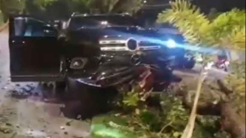 Carro do prefeito Sarto após colisão com árvore