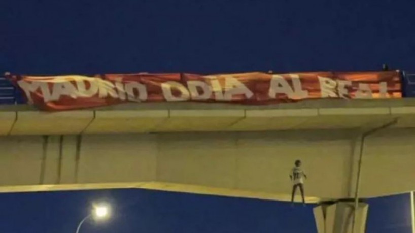 Boneco com uniforme de Vini Jr, que simulava um enforcamento, foi pendurado em ponte de Madri, em janeiro deste ano, por um grupo de ultras do Atlético de Madri