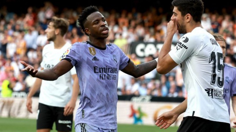 Vinícius Júnior foi vítima de racismo na partida entre Real Madrid e Valencia, no último domingo, 21