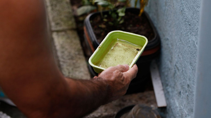 São Paulo (SP), 30/03/2023 - Agentes de vigilância em saúde fiscalizam e orientam moradores sobre focos do mosquito Aedes aegypti, transmissor da dengue, em Perdizes. Foto: Fernando Frazão/Agência Brasil