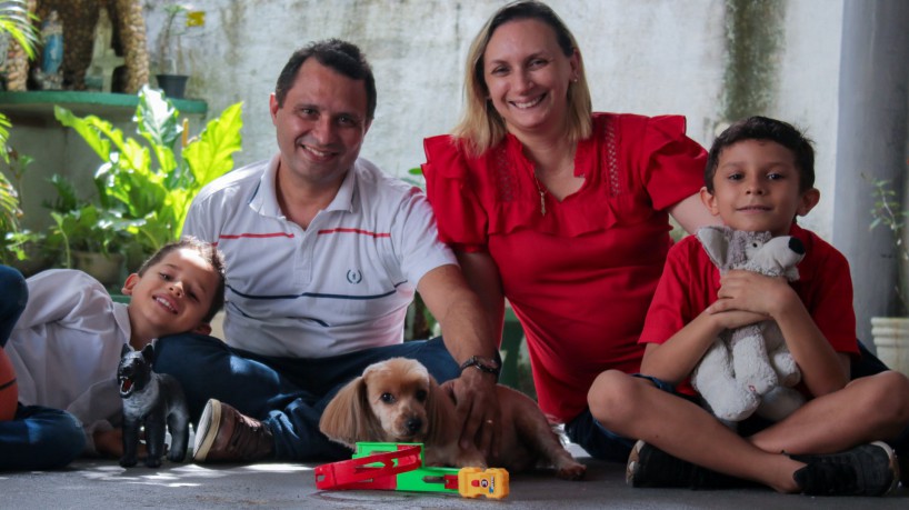 Henrique de Brito e Gabriela Noronha  com os dois filhos Mateus e Ivens.
