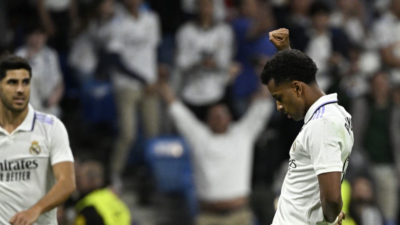 Rodrygo comemora gol com gesto antirracista em apoio a Vinícius Júnior no jogo Real Madrid x Rayo Vallecano, no Santiago Bernabéu, pelo Campeonato Espanhol