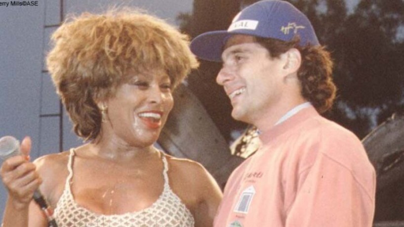 Ayrton Senna e Adriane Galisteu assistiram ao show de Tina Turner realizado na Itália, em 1993; na apresentação, a cantora dedicou música para o piloto brasileiro