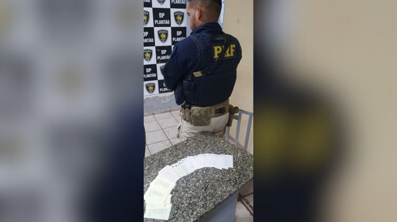 Com a dupla presa, foram encontrados 8 g de maconha e cerca de 100 papéis de falsas movimentações bancárias