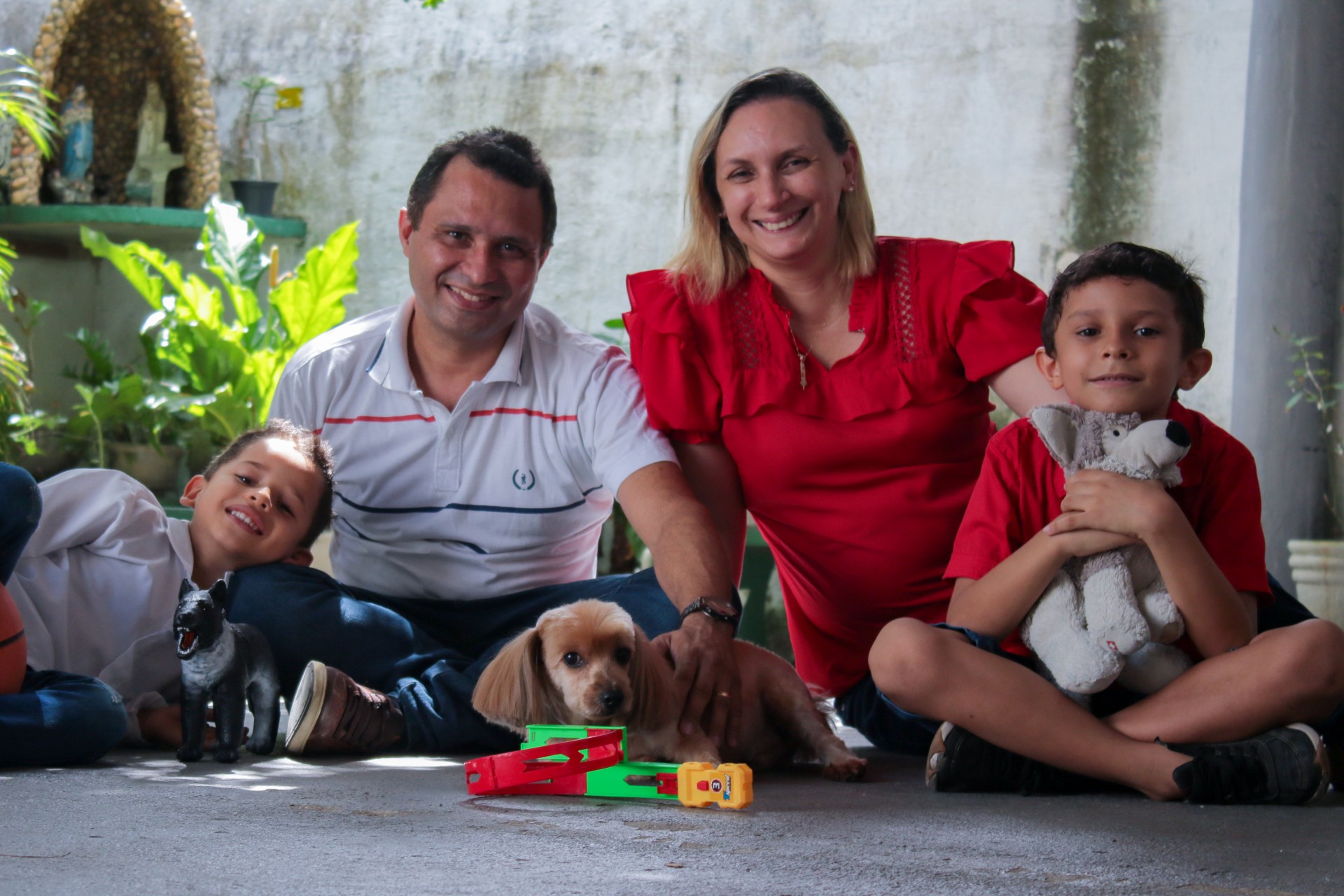 Henrique de Brito e Gabriela Noronha  com os dois filhos Mateus e Ivens, (Foto: Samuel Setubal)