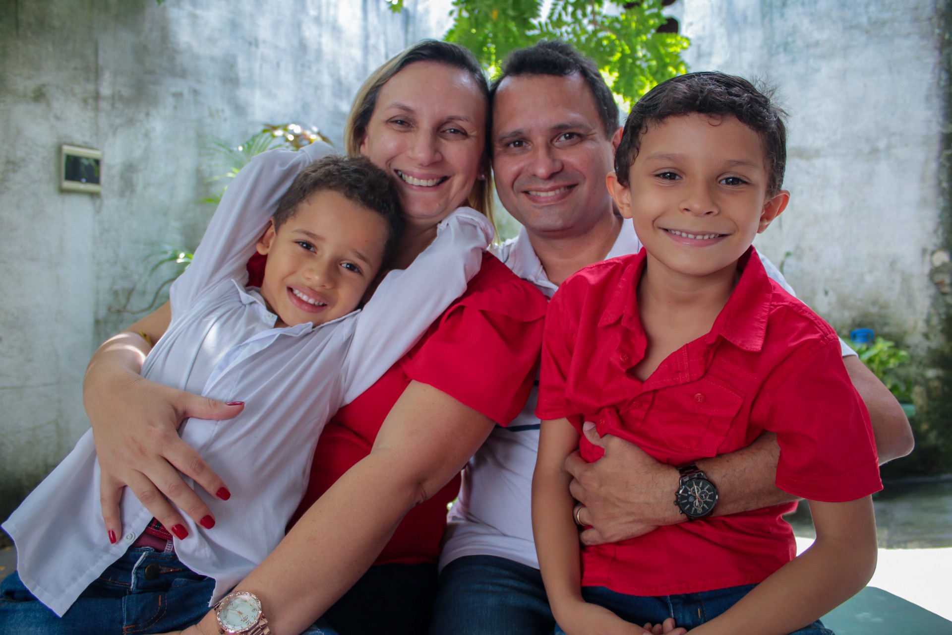 Família de Henrique de Brito e Gabriela Noronha após o encontro com o segundo filho, por meio da adoção (Foto: Samuel Setubal)