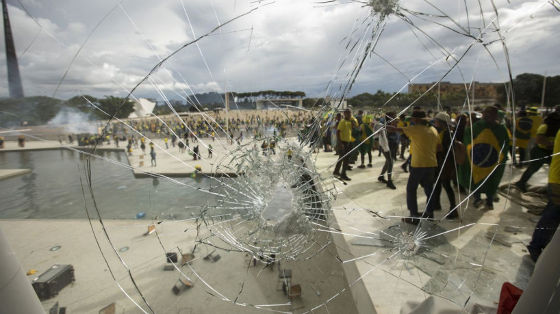 Manifestantes fazem ato contra governo no dia 8 de janeiro 2023